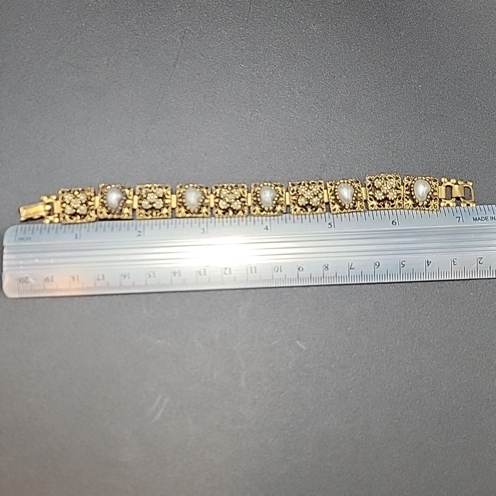 Elegant VTG Gold Tone and Square 10 Panel Filigree Faux Pearl Link Bracelet. - Picture 10 of 11